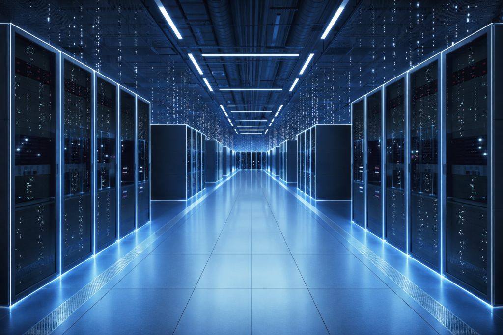 Start 1 Futuristisch blau beleuchtetes Rechenzentrum mit Reihen von Serverschränken.