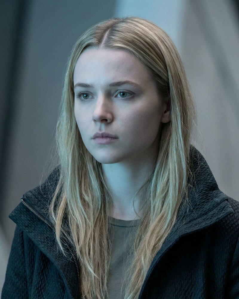 Lena Wheatcroft, Informatikstudentin und Hackerin, im Porträt mit ernstem Blick